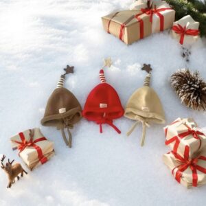 Festive Star-Topped Winter Hat – Red & Ivory